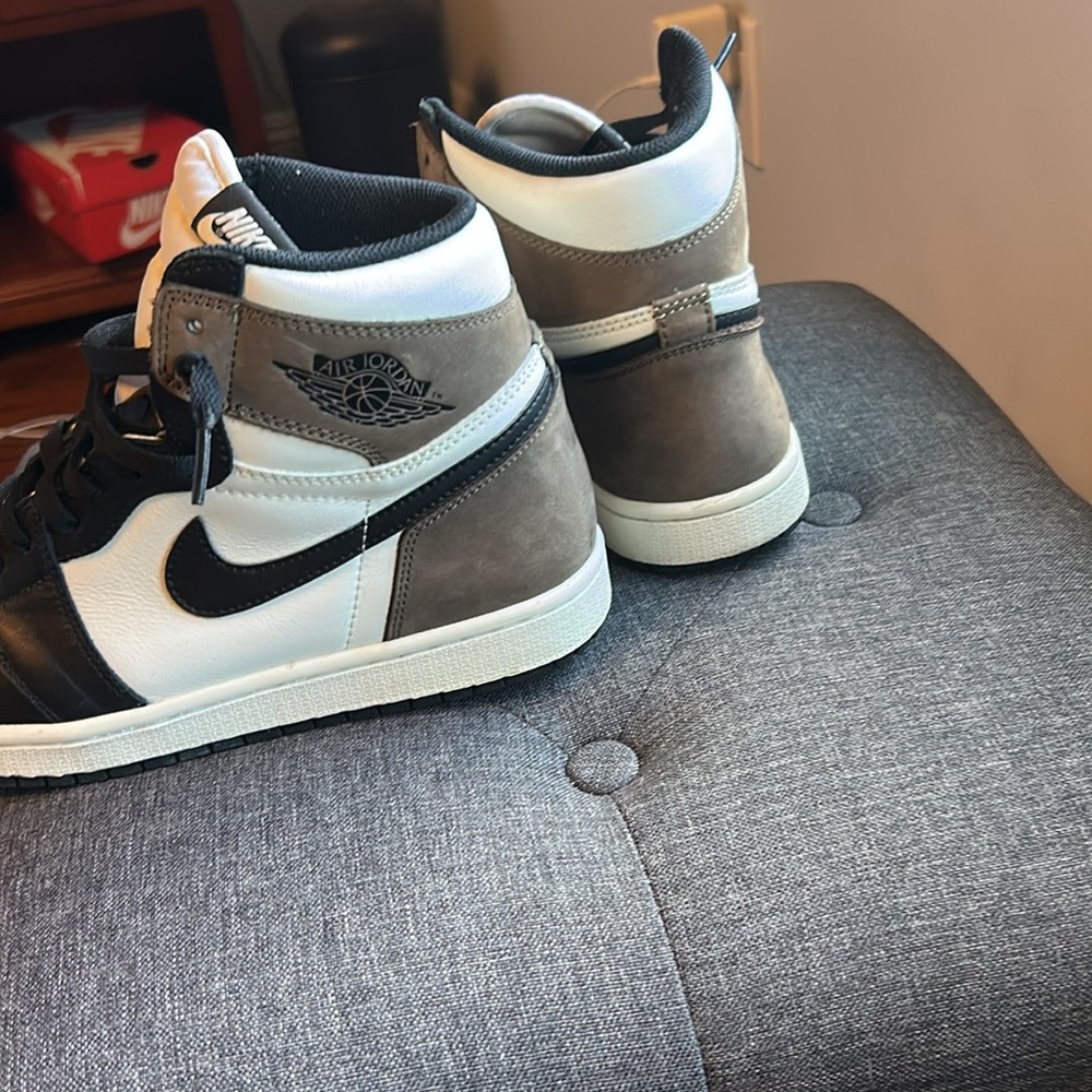 Nike Jordan 1 Mocha High - Picture 3 of 4